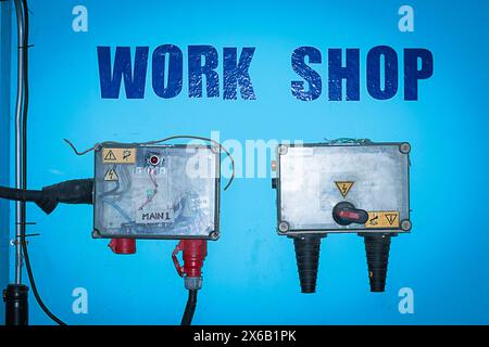Hammer in der gesamten Werkstatt zur Steuerung einiger Leistung zum Testen des Turmkran und zur Wartung. Stockfoto