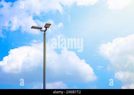 Über Solarbeleuchtung und Lichtmasten durch Betonung der Beleuchtung Stockfoto