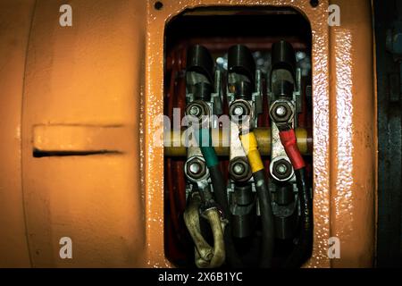 Schleifring des Motorturmkran, der zur Wartung geöffnet wurde. Stockfoto