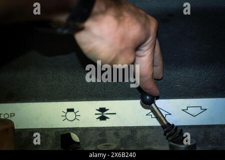 Die Schalttafeln der Bauausführung heben auf und ab und es gibt Not-aus-Schalter von Sicherheitssystemen. Stockfoto