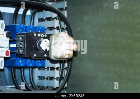 Die Hauptschalterspannung für das Steuersystem in einem Aufzug wirkt sich auf das Schütz aus und kann als Rotationsmotor ausgeführt werden. Stockfoto