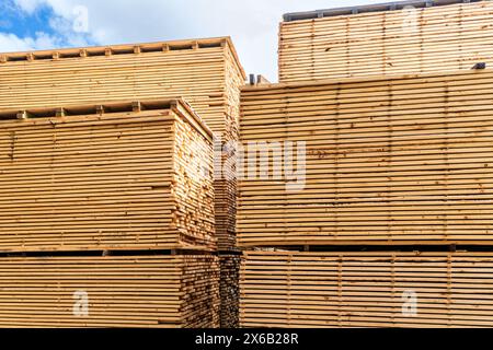 Holzlager im Freien mit Holzdielen, bereit für den Versand in Australien Stockfoto