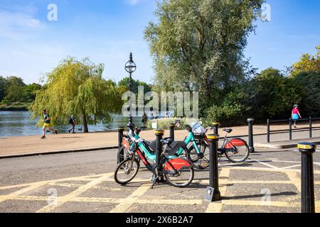 Hyde Park London and The Serpentine, e Elektrofahrräder können gemietet werden, um im Hyde Park, London, England, UK, 2023 zu fahren Stockfoto