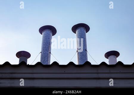 Schornsteine zum Kochen in einem Kraftwerk Stockfoto