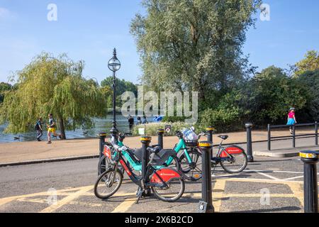 Hyde Park London and The Serpentine, e Elektrofahrräder können gemietet werden, um im Hyde Park, London, England, UK, 2023 zu fahren Stockfoto