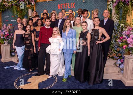 NEW YORK, NEW YORK - 13. MAI: (L-R) Tom Verica, Betsy Beers, Hannah Dodd, Joanna Bobin, Bela Bajaria, Will Tilson, Harriet Cains, Sam Phillips, Shonda Rhimes, Simone Ashley, Jessica Madsen, Ruth Gemmell, Luke Newton, Emma Naomi, Ted Sarandos, Nicola Coughlan, Hannah New, Adjoa Andoh, Daniel Francis, Claudia Jessie, Jess Brownell, Jonathan Bailey, Lorraine Ashbourne, Florence Hunt, Dominic Coleman und Bessie Carter nehmen am 13. Mai 2024 in New York City an Netflix's „Bridgerton“-Saison 3 Teil. Stockfoto