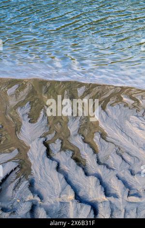 Sandige, schlammige Grate, die am Ufer des Gannel River zurückblieben, als die Flut am Crantock Beach in Newquay in Cornwall in Großbritannien zurückging. Stockfoto