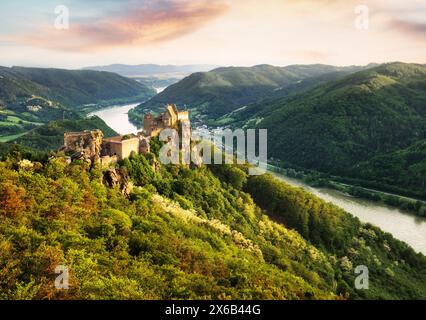 Wunderschöne Landschaft mit Burgruine Aggstein und Donau bei Sonnenuntergang in der Wachau, Österreich Stockfoto