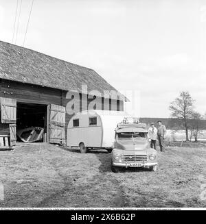 Caravan in den 1950ern Eine Familie hat ihren Wohnwagen im Winter in der Scheune geparkt und es ist an der Zeit, den Wohnwagen für den Sommerurlaub zu nutzen. Das Auto ist ein Volvo PV. Conard Ref. 3722 *** örtlicher Bildtitel *** Husvagnen kan vara föregångaren till husvagnen Ägget som lanserades 1955. DET första beispiellaret av den husvagnen byggdes 1948 byggdes på initiativ av Helmer Berglund i Örebro på hans eget företag SMV, Sörby Mekaniska Verkstad. Han och hustrun kunde inte enas om hur de Skulle fira sin Semester men han bestämde sig för att göra en husvagn. EN kompromiss mellan fruns önskan om en Stockfoto