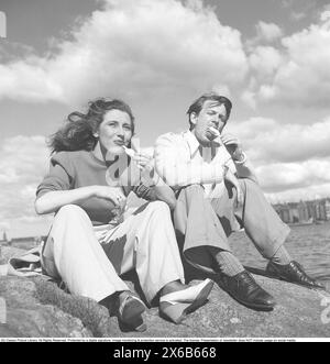 Eis in den 1940er Jahren Stig Olin, 1920–2008, schwedischer Schauspieler, Filmregisseur. Hier mit seiner Frau Brita Holmber, die 1945 Eis isst. Kristoffersson Ref. O96-6 Stockfoto