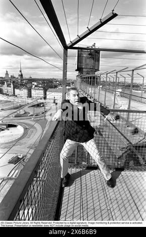 Mel Brooks. US-amerikanischer Filmregisseur und Schauspieler, geboren 1926. Bild 1974 bei einem Besuch in Schweden und dem Katarina Aufzug, einem Passagieraufzug in Stockholm in der Gegend von Slussen. Er wird auf der höchsten Ebene der Plattform abgebildet und macht Witze, als hätte er Höhenangst. Kristoffersson Ref. 10-24 Stockfoto