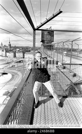 Mel Brooks. US-amerikanischer Filmregisseur und Schauspieler, geboren 1926. Bild 1974 bei einem Besuch in Schweden und dem Katarina Aufzug, einem Passagieraufzug in Stockholm in der Gegend von Slussen. Er wird auf der höchsten Ebene der Plattform abgebildet und macht Witze, als hätte er Höhenangst. Kristoffersson Ref. 10-24 Stockfoto