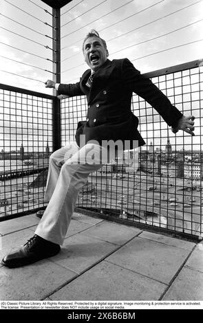 Mel Brooks. US-amerikanischer Filmregisseur und Schauspieler, geboren 1926. Bild 1974 bei einem Besuch in Schweden und dem Katarina Aufzug, einem Passagieraufzug in Stockholm in der Gegend von Slussen. Er wird auf der höchsten Ebene der Plattform abgebildet und macht Witze, als hätte er Höhenangst. Kristoffersson Ref. 10-24 Stockfoto
