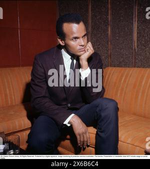 Harry Belafonte (* 1. März 1927 – 25. April 2023 in Harold George Bellanfanti Jr.) war ein US-amerikanischer Sänger, Schauspieler und Bürgerrechtler, der in den 1950er und 1960er Jahren die Calypso-Musik bei einem internationalen Publikum populär machte Belafontes bahnbrechendes Album Calypso (1956) war die erste Millionen verkaufte LP eines einzelnen Künstlers. Foto am Lake Tahoe USA 1963. Roland Palm Stockfoto