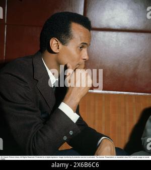 Harry Belafonte (* 1. März 1927 – 25. April 2023 in Harold George Bellanfanti Jr.) war ein US-amerikanischer Sänger, Schauspieler und Bürgerrechtler, der in den 1950er und 1960er Jahren die Calypso-Musik bei einem internationalen Publikum populär machte Belafontes bahnbrechendes Album Calypso (1956) war die erste Millionen verkaufte LP eines einzelnen Künstlers. Foto am Lake Tahoe USA 1963. Roland Palm Stockfoto