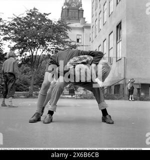 1950er Jahre Jungs auf dem Schulhof. Zwei Jungs kämpfen und kämpfen miteinander. Roland Palm Ref. 10-82-3 Stockfoto