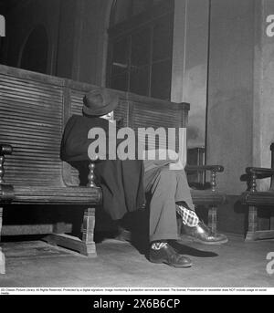 In den 1950er Jahren Ein Mann sitzt auf einer Bank und schläft. Bahnhof Stockholm. Schweden 1953. Roland Palm Ref. 10-33-09 Stockfoto