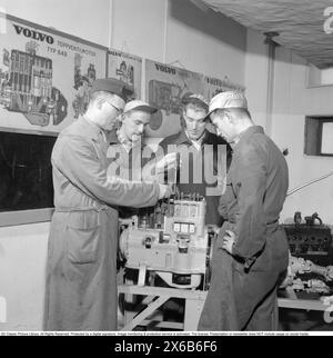 In den 1950er Jahren Schüler der Mechaniker-Schule Ernst Nilsons mit einem Teatcher an einem Volvo-Motor. Das Unternehmen war damals der größte Autohändler von Volvos und wartete die Fahrzeuge in der eigenen Garage. Die Mechaniker lernen, wie die Fahrzeuge gewartet und repariert werden. An der Wand hängen Poster verschiedener Volvo-Motoren. 3. Mai 1955. Stockfoto