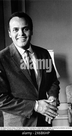 Harry Belafonte (* 1. März 1927 – 25. April 2023 in Harold George Bellanfanti Jr.) war ein US-amerikanischer Sänger, Schauspieler und Bürgerrechtler, der in den 1950er und 1960er Jahren die Calypso-Musik bei einem internationalen Publikum populär machte Belafontes bahnbrechendes Album Calypso (1956) war die erste Millionen verkaufte LP eines einzelnen Künstlers. Abgebildet bei einem Besuch in Schweden 1966. Stockfoto