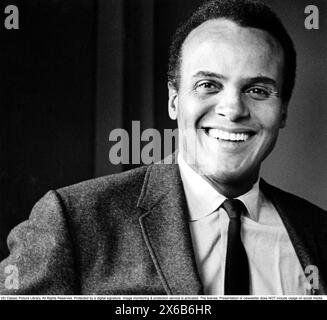 Harry Belafonte (* 1. März 1927 – 25. April 2023 in Harold George Bellanfanti Jr.) war ein US-amerikanischer Sänger, Schauspieler und Bürgerrechtler, der in den 1950er und 1960er Jahren die Calypso-Musik bei einem internationalen Publikum populär machte Belafontes bahnbrechendes Album Calypso (1956) war die erste Millionen verkaufte LP eines einzelnen Künstlers. Abgebildet bei einem Besuch in Schweden 1966. Stockfoto