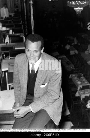 Harry Belafonte (* 1. März 1927 – 25. April 2023 in Harold George Bellanfanti Jr.) war ein US-amerikanischer Sänger, Schauspieler und Bürgerrechtler, der in den 1950er und 1960er Jahren die Calypso-Musik bei einem internationalen Publikum populär machte Belafontes bahnbrechendes Album Calypso (1956) war die erste Millionen verkaufte LP eines einzelnen Künstlers. Abgebildet bei einem Besuch in Schweden 1958. Stockfoto