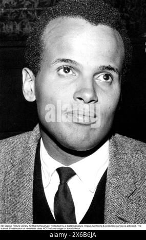 Harry Belafonte (* 1. März 1927 – 25. April 2023 in Harold George Bellanfanti Jr.) war ein US-amerikanischer Sänger, Schauspieler und Bürgerrechtler, der in den 1950er und 1960er Jahren die Calypso-Musik bei einem internationalen Publikum populär machte Belafontes bahnbrechendes Album Calypso (1956) war die erste Millionen verkaufte LP eines einzelnen Künstlers. Abgebildet bei einem Besuch in Schweden 1958. Stockfoto