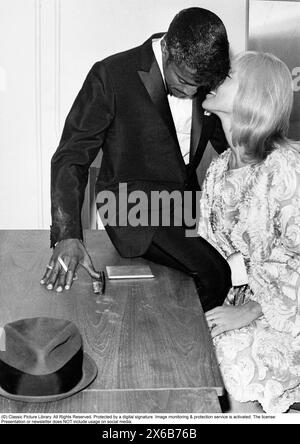 Sammy Davis Jr. 1925-1990. Amerikanischer Sänger, Musiker, Tänzer, Schauspieler. Hier mit seiner Frau May Britt Wilkens (* 1934) 1964 in Schweden. Stockfoto