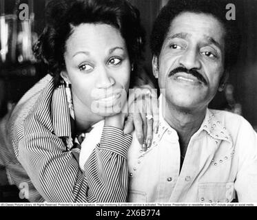 Sammy Davis Jr. 1925-1990. Amerikanischer Sänger, Musiker, Tänzer, Schauspieler. Hier zusammen mit seiner Frau Altovise Davis zu einem Besuch in Schweden im Jahr 1976 Stockfoto