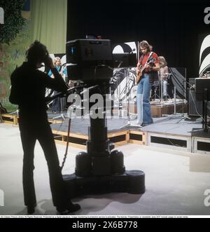 Mode der 1970er Jahre Ein junger Mann, der die typische Mode der 1970er Jahre trägt, eine Hose mit breiten Beinen. Eine Hose mit dem Namen Bell-Bottoms oder Flares, die von den Knien bis nach unten breiter wird und eine glockenartige Form des Hosenbeins bildet. Er ist Musiker Claes af Geijerstam mit seiner Band Marsfolket in einem tv-Studio und nimmt ein Programm auf. 1971. Svahn Stockfoto