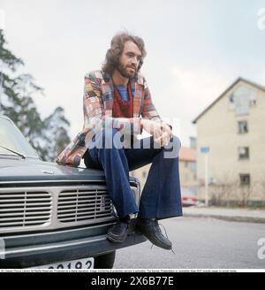 Mode der 1970er Jahre Ein junger Mann, der die typische Mode der 1970er Jahre trägt, eine Hose mit breiten Beinen. Eine Hose mit dem Namen Bell-Bottoms oder Flares, die von den Knien bis nach unten breiter wird und eine glockenartige Form des Hosenbeins bildet. Er ist der Musiker Claes af Geijerstam. 1971. Svahn Stockfoto