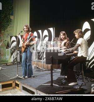 Mode der 1970er Jahre Ein junger Mann, der die typische Mode der 1970er Jahre trägt, eine Hose mit breiten Beinen. Eine Hose mit dem Namen Bell-Bottoms oder Flares, die von den Knien bis nach unten breiter wird und eine glockenartige Form des Hosenbeins bildet. Er ist Musiker Claes af Geijerstam mit seiner Band Marsfolket in einem tv-Studio und nimmt ein Programm auf. 1971. Svahn Stockfoto