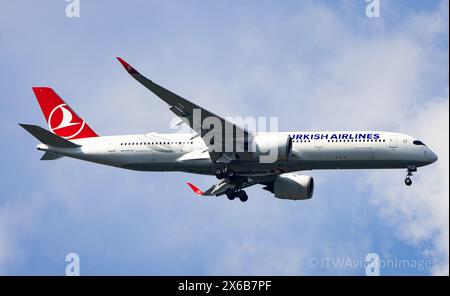 Ein Turkish Airlines Airbus A350-941 mit der Registrierung TC-LGG landet am Flughafen London Heathrow und fliegt von Istanbul an. Credit JTW Aviation Images / Alamy. Stockfoto