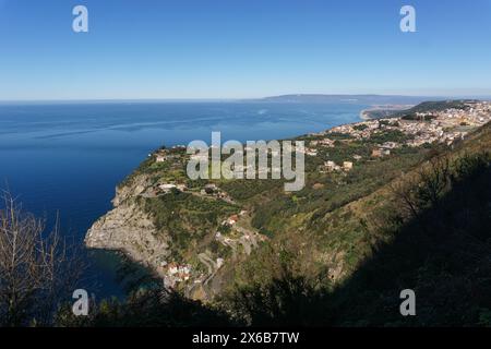 Blick über die Stadt an der mittelmeerküste vom Aussichtspunkt Monte Sant'Elia tagsüber, PALMI, Kalabrien, Italien Stockfoto