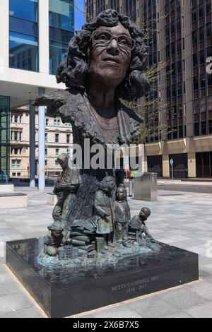 Betty Campbell Statue am Central Square, Cardiff, Wales Stockfoto