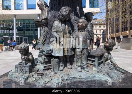 Betty Campbell Statue am Central Square, Cardiff, Wales Stockfoto