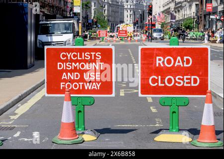 London, Großbritannien. Baustelle in der Regent Street - Straße gesperrt und Radfahrer steigen von den Schildern ab Stockfoto