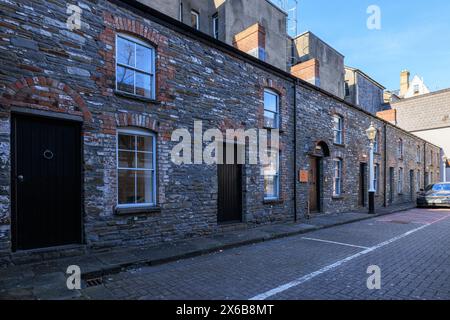 Eine Reihe restaurierter Reihenhäuser aus dem Jahr 1830 in Jones Court in der Womanby Street, Cardiff City Centre, Wales Stockfoto