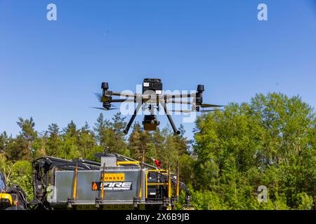 Mit geländegängiger Großtechnik gegen Waldbrände Sachsenforst hat ein neu beschafftes mobiles Löschsystem für Forstspezialmaschinen vorgestellt. Mit einer DJI drohne Matrice 300 RTK, können die Löscharbeiten über optische und Wärmebildkameras unterstützt werden. Leupoldishain Sachsen Deutschland *** mit geländegängiger Großbrandtechnik hat Sachsenforst eine neu beschaffte mobile Löschanlage für spezialisierte Forstmaschinen vorgestellt mit einer DJI-Drohne Matrice 300 RTK kann die Löscharbeit durch optische und Wärmebildkameras Leupoldishain Saxon unterstützt werden Stockfoto