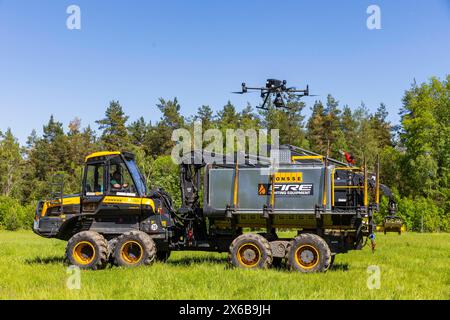 Mit geländegängiger Großtechnik gegen Waldbrände Sachsenforst hat ein neu beschafftes mobiles Löschsystem für Forstspezialmaschinen vorgestellt. Mit dem 10,000 Liter fassenden Tanklöschaufsatz kann ein forstlicher Tragschlepper âˆ auch Forwarder genannt âˆ zum geländegängigen Tanklöschfahrzeug zur Bekämpfung von Bränden im Wald umgerüstet werden. Die Beschaffung ist Teil von diversen Investitionen in die betriebliche Waldbrandvorsorge im Staatswald. Die Maschinen und Geräte unterstützen die Einsatzkräfte bei der Brandbekämpfung. Als Basisfahrzeug für das neue Löschsystem dient einer der drei F Stockfoto