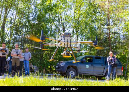 Mit geländegängiger Großtechnik gegen Waldbrände Sachsenforst hat ein neu beschafftes mobiles Löschsystem für Forstspezialmaschinen vorgestellt. Mit einer DJI drohne Matrice 300 RTK, können die Löscharbeiten über optische und Wärmebildkameras unterstützt werden. Leupoldishain Sachsen Deutschland *** mit geländegängiger Großbrandtechnik hat Sachsenforst eine neu beschaffte mobile Löschanlage für spezialisierte Forstmaschinen vorgestellt mit einer DJI-Drohne Matrice 300 RTK kann die Löscharbeit durch optische und Wärmebildkameras Leupoldishain Saxon unterstützt werden Stockfoto