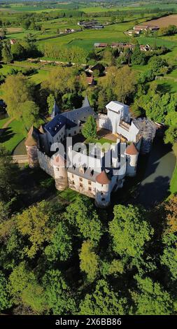 Drohnenfoto Schloss Ainay-le-Vieil Frankreich Europa Stockfoto