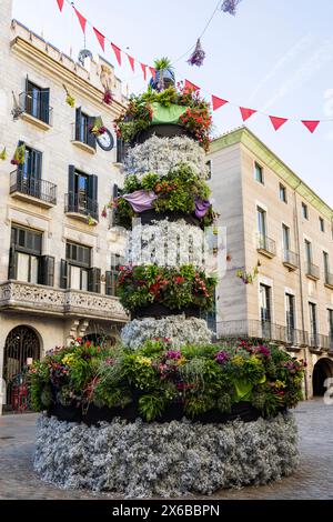 GIRONA TEMPS DE FLORS - Flower Time Festival. Florale Darstellung der menschlichen Türme auf dem Rathausplatz Stockfoto