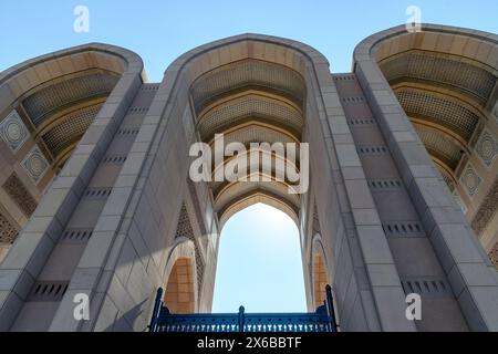 Aus nächster Nähe sehen Sie die komplexen architektonischen Details der hoch aufragenden Bögen einer Moschee, die die Kunstfertigkeit und Eleganz des Designs verdeutlichen. Stockfoto