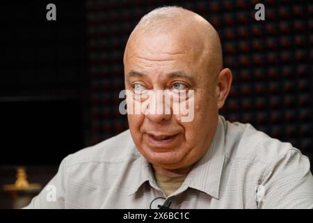 KIEW, UKRAINE - 8. MAI 2024 - der US-amerikanische Politiker und Mitglied der Nebraska-Legislative, Senator Tom Brewer, gibt ein Interview mit einem Korrespondenten der ukrinformischen Nationalen Nachrichtenagentur in Kiew, Hauptstadt der Ukraine. Stockfoto