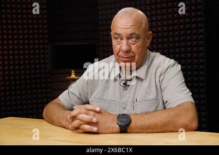 KIEW, UKRAINE - 8. MAI 2024 - der US-amerikanische Politiker und Mitglied der Nebraska-Legislative, Senator Tom Brewer, gibt ein Interview mit einem Korrespondenten der ukrinformischen Nationalen Nachrichtenagentur in Kiew, Hauptstadt der Ukraine. Stockfoto