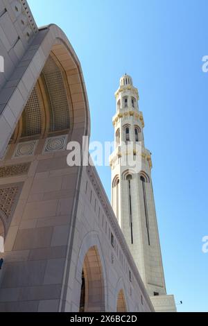 Ein faszinierender Blick auf die komplexen architektonischen Details einer Moschee, die die Pracht und Eleganz des islamischen Designs zeigt. Stockfoto