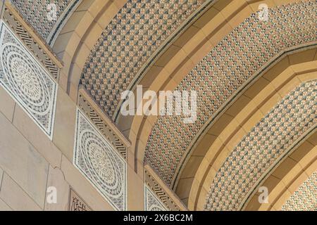 Die Fassade der Moschee, ein Wandteppich aus Stein und Glauben, in das Licht der Hingabe gehauen. Stockfoto