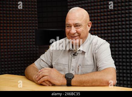 KIEW, UKRAINE - 8. MAI 2024 - der US-amerikanische Politiker und Mitglied der Nebraska-Legislative, Senator Tom Brewer, gibt ein Interview mit einem Korrespondenten der ukrinformischen Nationalen Nachrichtenagentur in Kiew, Hauptstadt der Ukraine. Stockfoto