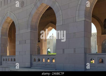 Die ruhige Schönheit einer Moschee, die durch die komplizierten Designs und majestätischen Bögen erfasst wird, die Geschichten von architektonischer Pracht erzählen. Stockfoto