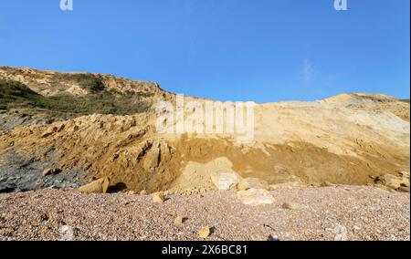 Einstürzender Abschnitt einer 200 Meter hohen Sandsteinklippe, einer der größten Klippenfälle in Großbritannien seit 60 Jahren, Seatown, Dorset, UK, Oktober 2023. Stockfoto